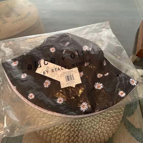 NWT Alice + Olivia Reversible Black Daisy Bucket Hat - Picture 7 of 8